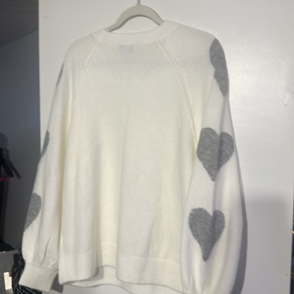 NWOT. Woman’s CeCe Cozy White and Gray Sweater with hearts on sleeves. Size M - Picture 5 of 5